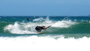 Kitesurfing in Wellen